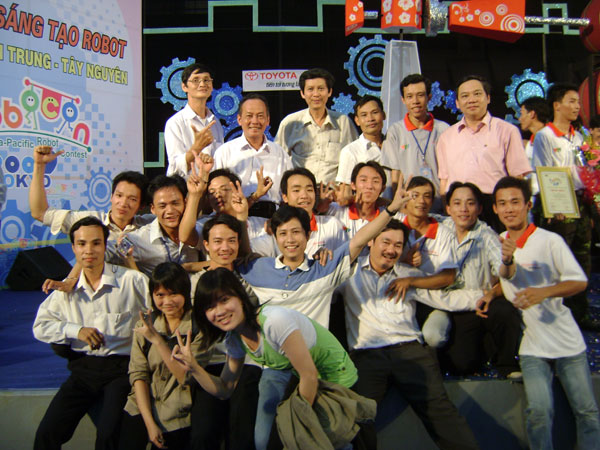 Đội Robocon Trường ĐH Phạm Văn Đồng chiến thắng để giành quyền tham dự chung kết Robocon toàn quốc tổ chức tại Huế tháng 05/2009